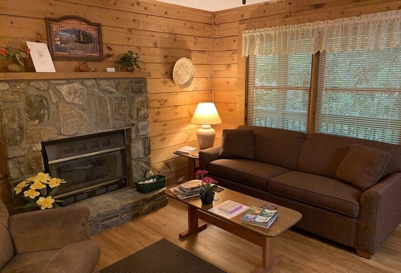 Misty Creek Log Cabins