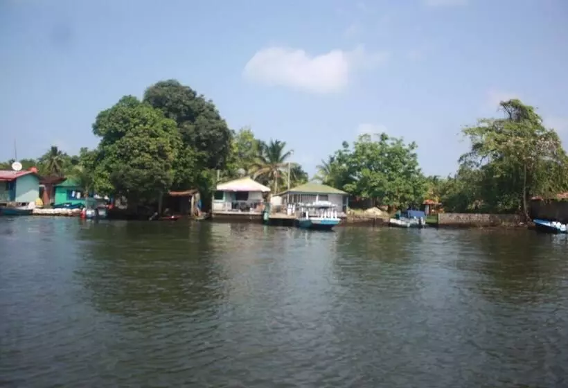ホテル Cabinas Sunset Tortuguero