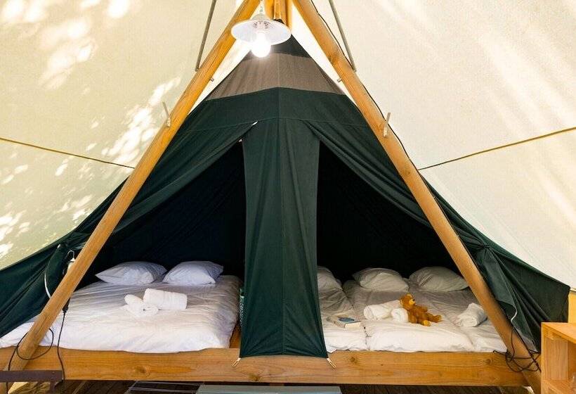 منتجع Huttopia Sutton