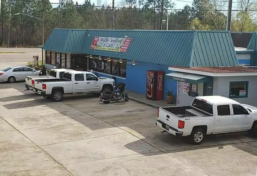 Traveler's Choice Motel