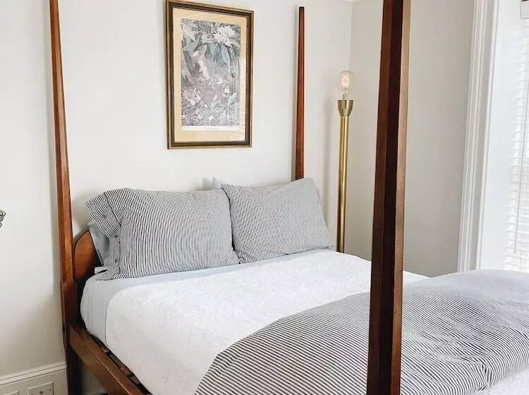 Hostelli Wm. Farmer And Sons