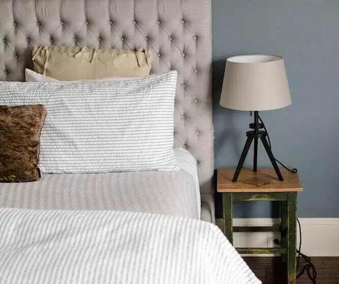 Hostelli Wm. Farmer And Sons