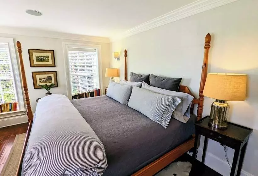 Hostelli Wm. Farmer And Sons