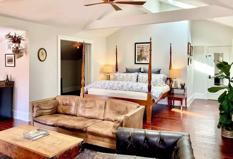 Hostelli Wm. Farmer And Sons