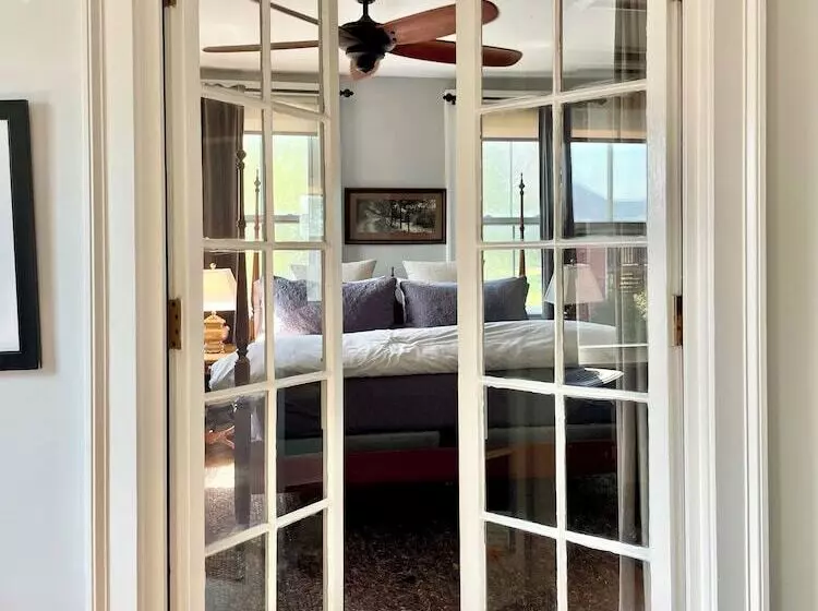 Hostelli Wm. Farmer And Sons