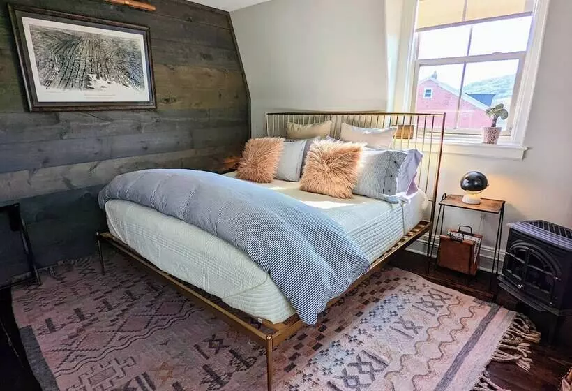 Hostelli Wm. Farmer And Sons