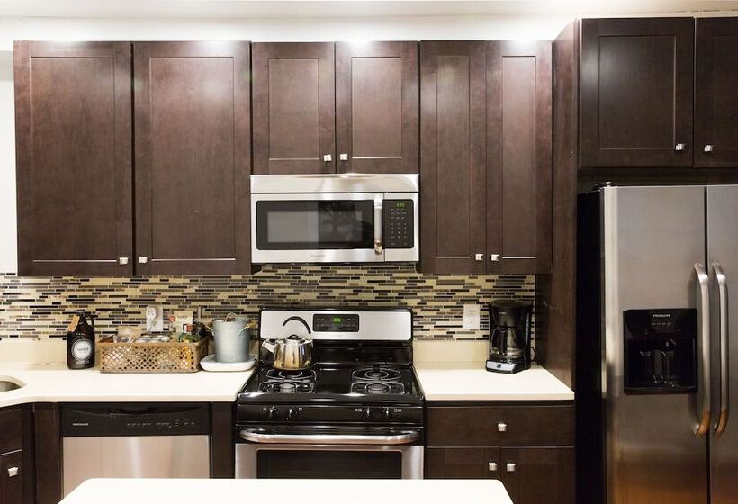 פונדק Wm. Farmer And Sons