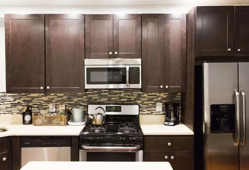 Hostelli Wm. Farmer And Sons