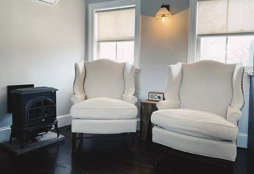 Hostelli Wm. Farmer And Sons