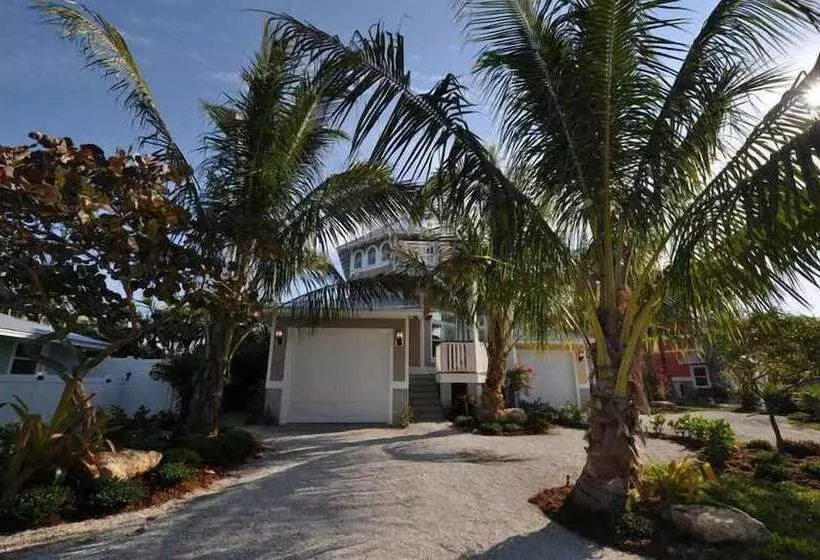 Lizzie Lu's Island Retreat