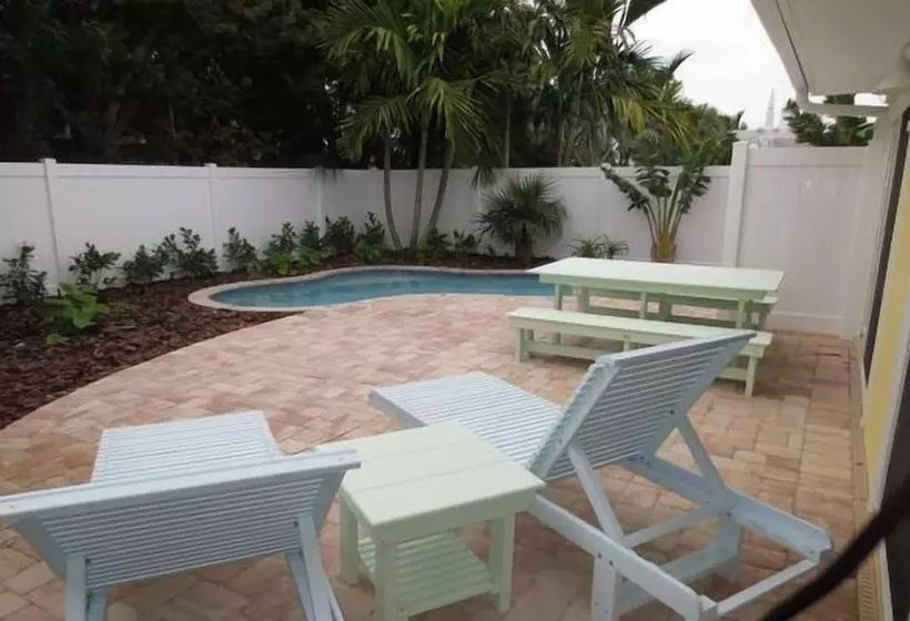 Lizzie Lu's Island Retreat