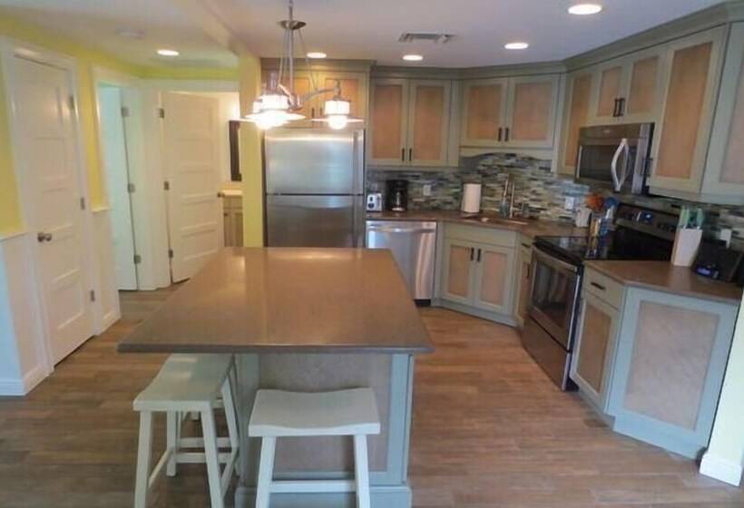 Lizzie Lu's Island Retreat