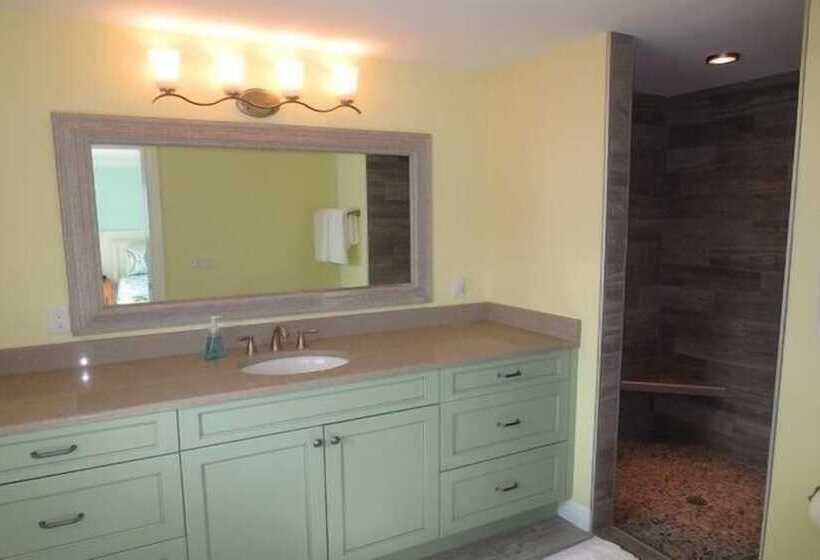 Lizzie Lu's Island Retreat