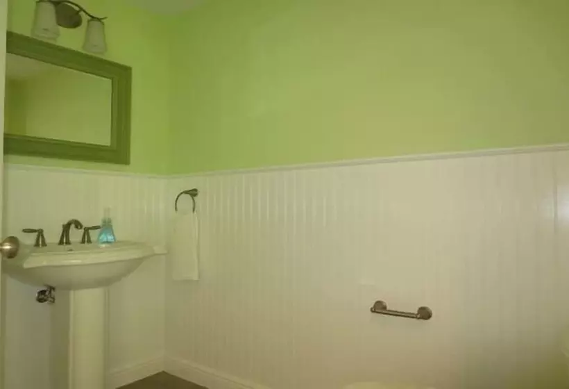 Lizzie Lu's Island Retreat