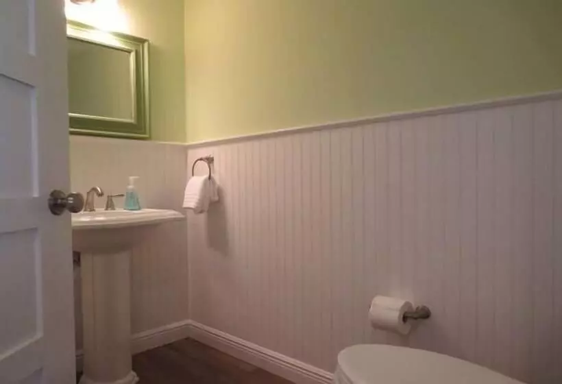 Lizzie Lu's Island Retreat