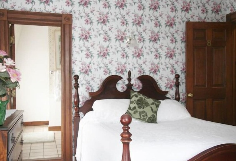 Panzió The Inn At Old Harbor