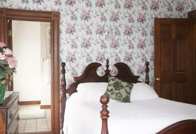 Majatalo The Inn At Old Harbor