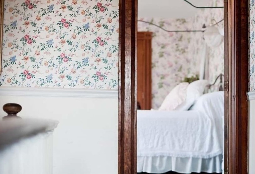 Panzió The Inn At Old Harbor