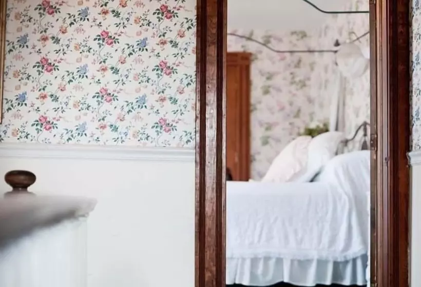 Majatalo The Inn At Old Harbor