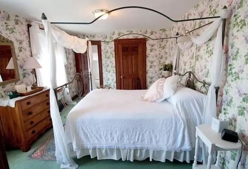 Majatalo The Inn At Old Harbor