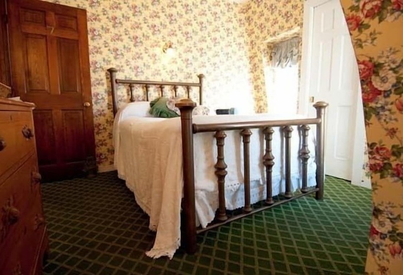 Panzió The Inn At Old Harbor