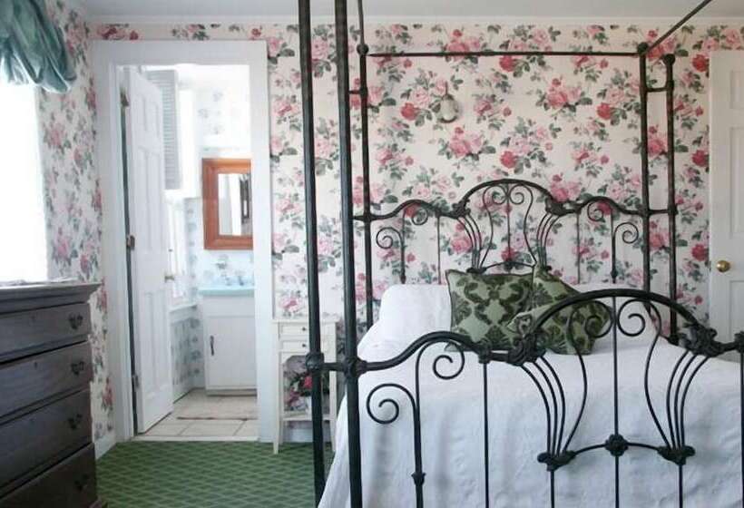 Panzió The Inn At Old Harbor