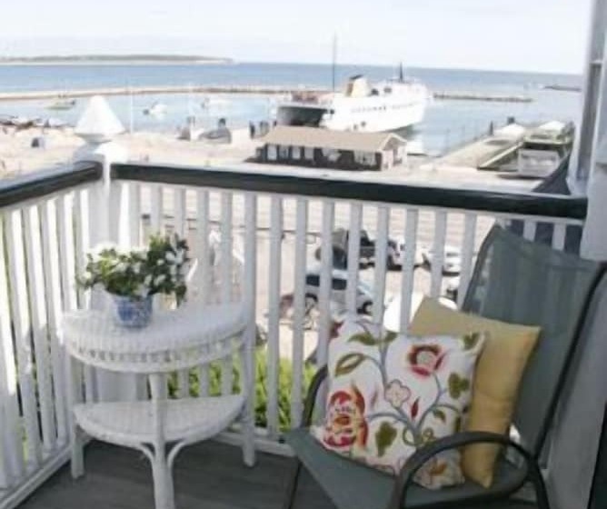 Panzió The Inn At Old Harbor