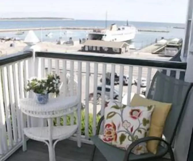 Majatalo The Inn At Old Harbor