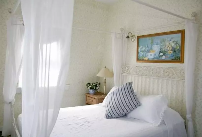 Majatalo The Inn At Old Harbor