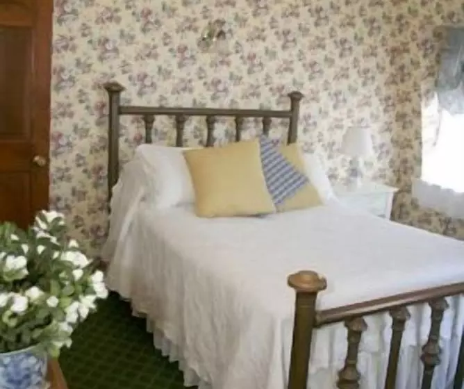 Majatalo The Inn At Old Harbor