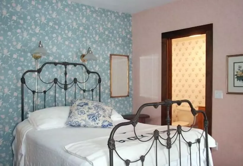 Majatalo The Inn At Old Harbor