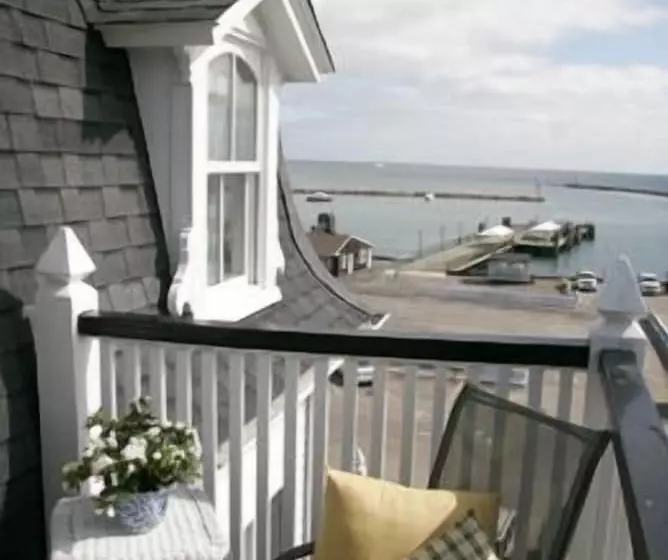 Majatalo The Inn At Old Harbor