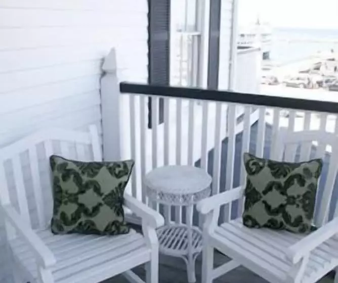 Majatalo The Inn At Old Harbor