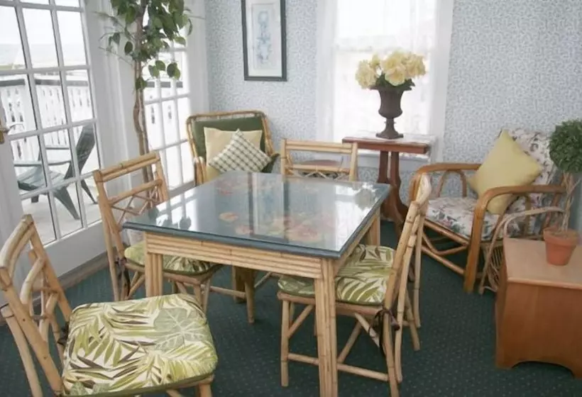 Majatalo The Inn At Old Harbor