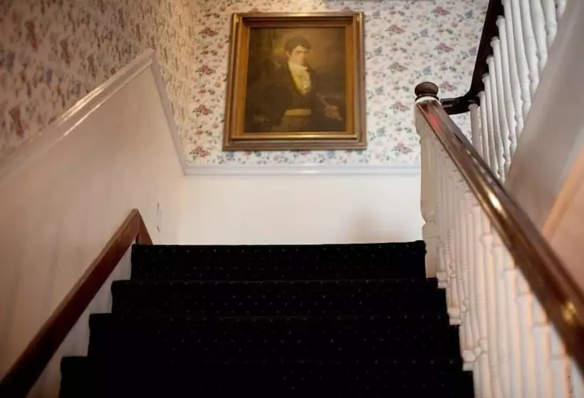 Majatalo The Inn At Old Harbor