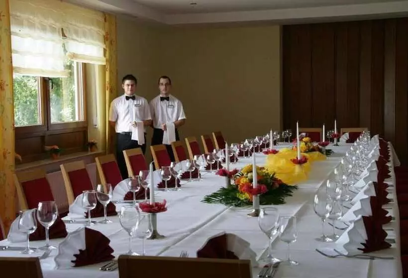 בית מלון כפרי Restaurant Südpfalz Terrassen