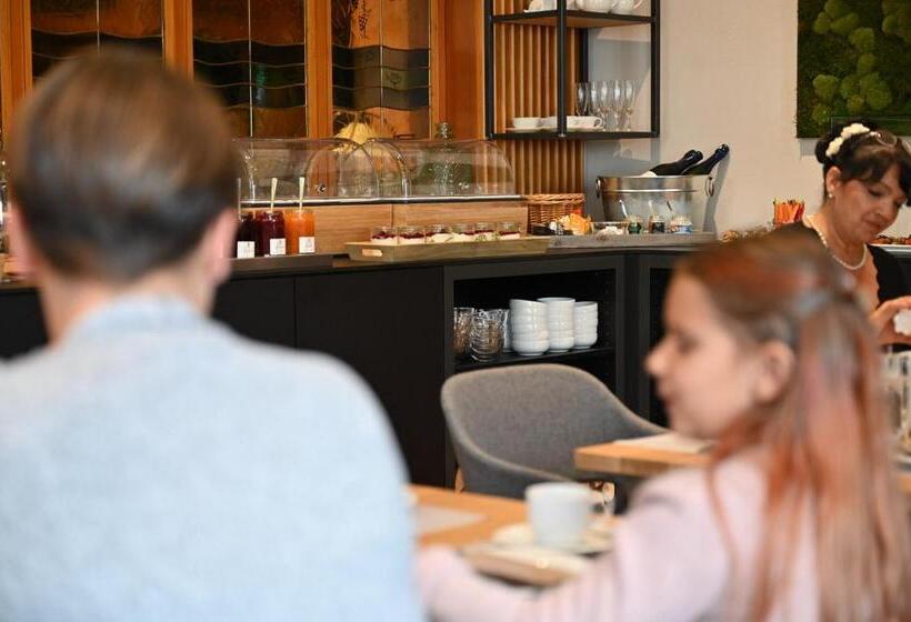 Land Gut Hotel Zum Löwen Garni