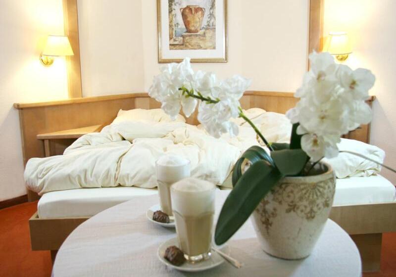 بنسيون Gasthof Alte Post   Restaurant Offen