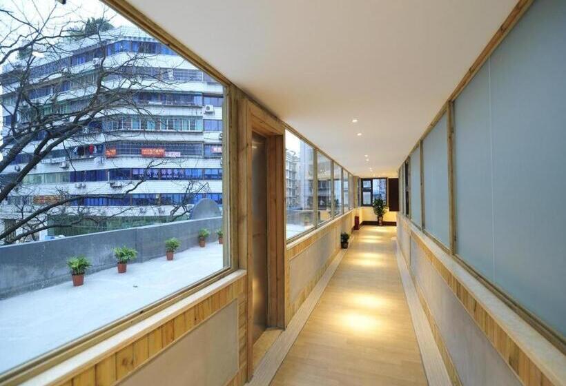 Super 8 Hotel Guiyang Qianling Park Ruijin North Road