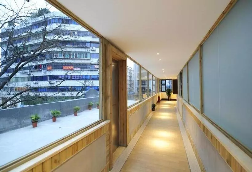 Super 8 Hotel Guiyang Qianling Park Ruijin North Road