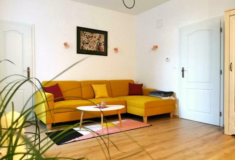 Cozyhome The Castle Apartment Spacious, Quiet, High Ceiling