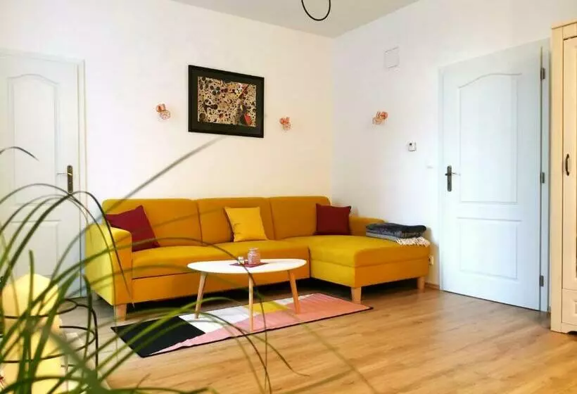 Cozyhome The Castle Apartment Spacious, Quiet, High Ceiling