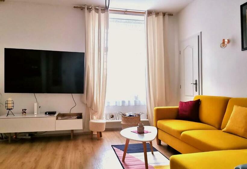 Cozyhome The Castle Apartment Spacious, Quiet, High Ceiling