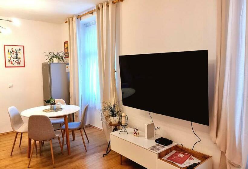 Cozyhome The Castle Apartment Spacious, Quiet, High Ceiling