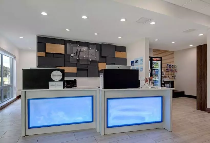 هتل Holiday Inn Express & Suites   Detroit   Dearborn, An Ihg