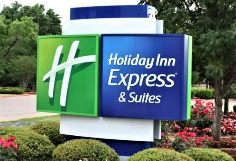 هتل Holiday Inn Express & Suites   Detroit   Dearborn, An Ihg