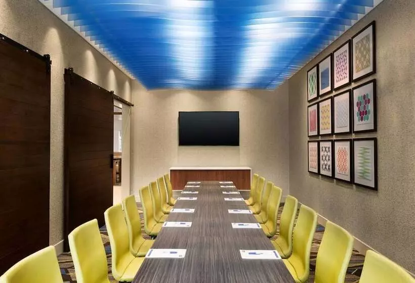 هتل Holiday Inn Express & Suites   Detroit   Dearborn, An Ihg