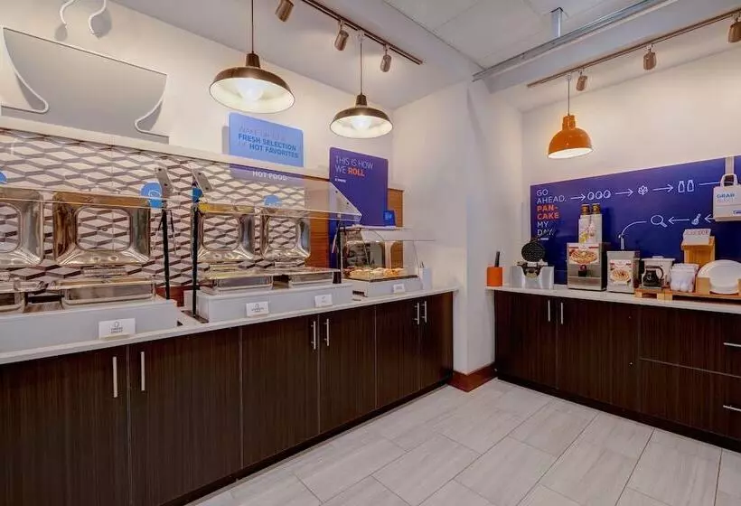هتل Holiday Inn Express & Suites   Detroit   Dearborn, An Ihg