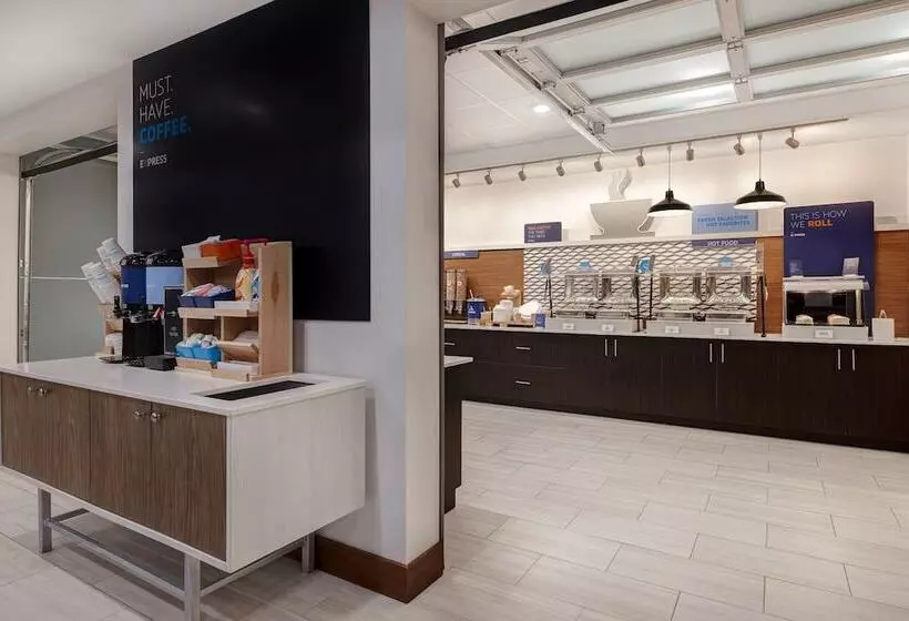 هتل Holiday Inn Express & Suites   Detroit   Dearborn, An Ihg