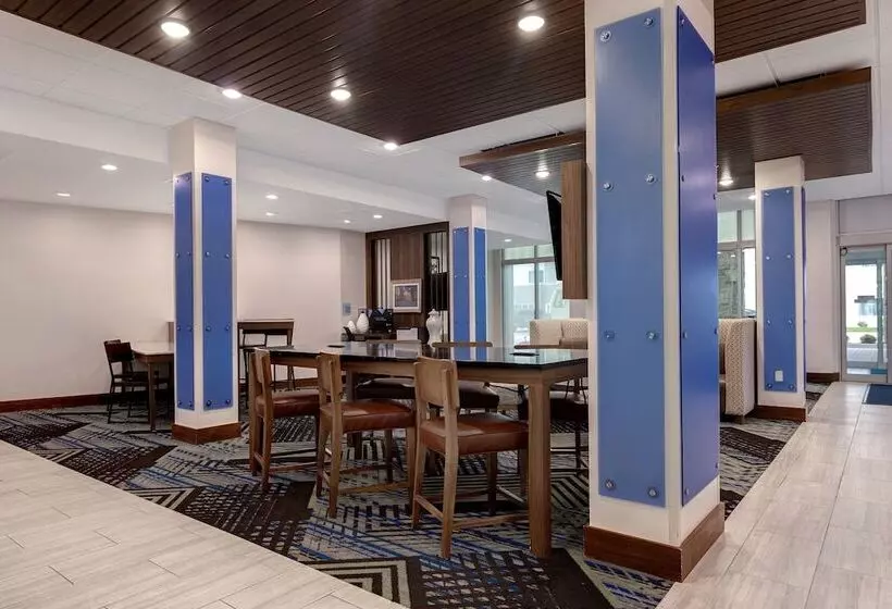 هتل Holiday Inn Express & Suites   Detroit   Dearborn, An Ihg